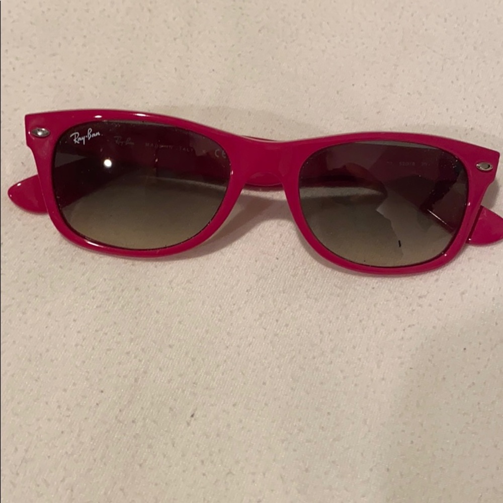 Hot Pink Wayfarer Ray-Ban’s